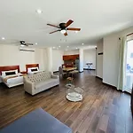 La Lola Hotel & Suites