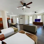 La Lola Hotel & Suites
