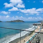 Elegante Con Vista Al Mar Y Malecon By G P S Rentas