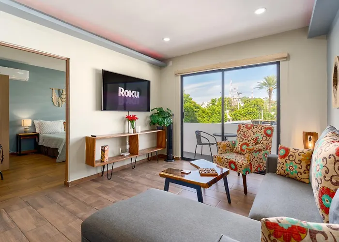 New & Comfy, 5 Star Area, Walk 2 Beach, Pool, Views, King Bed