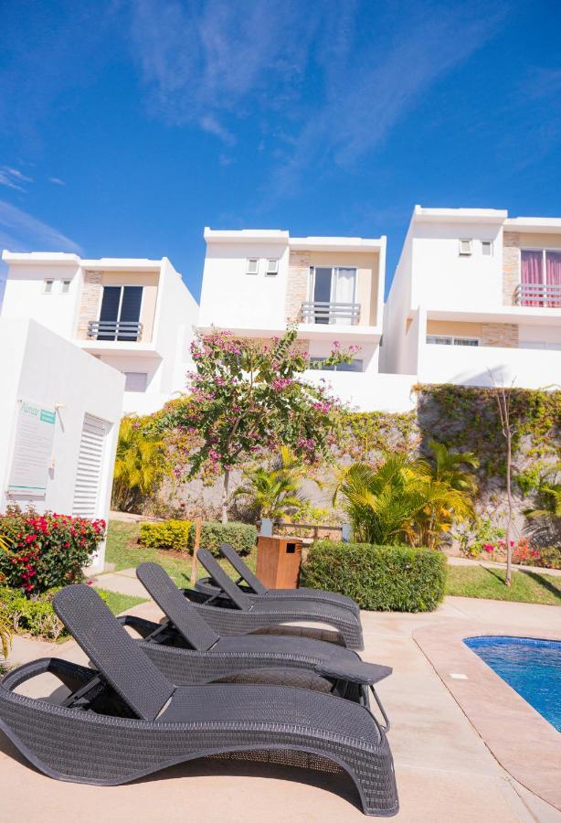 Casa En Privada Frente A La Playa Con Alberca!