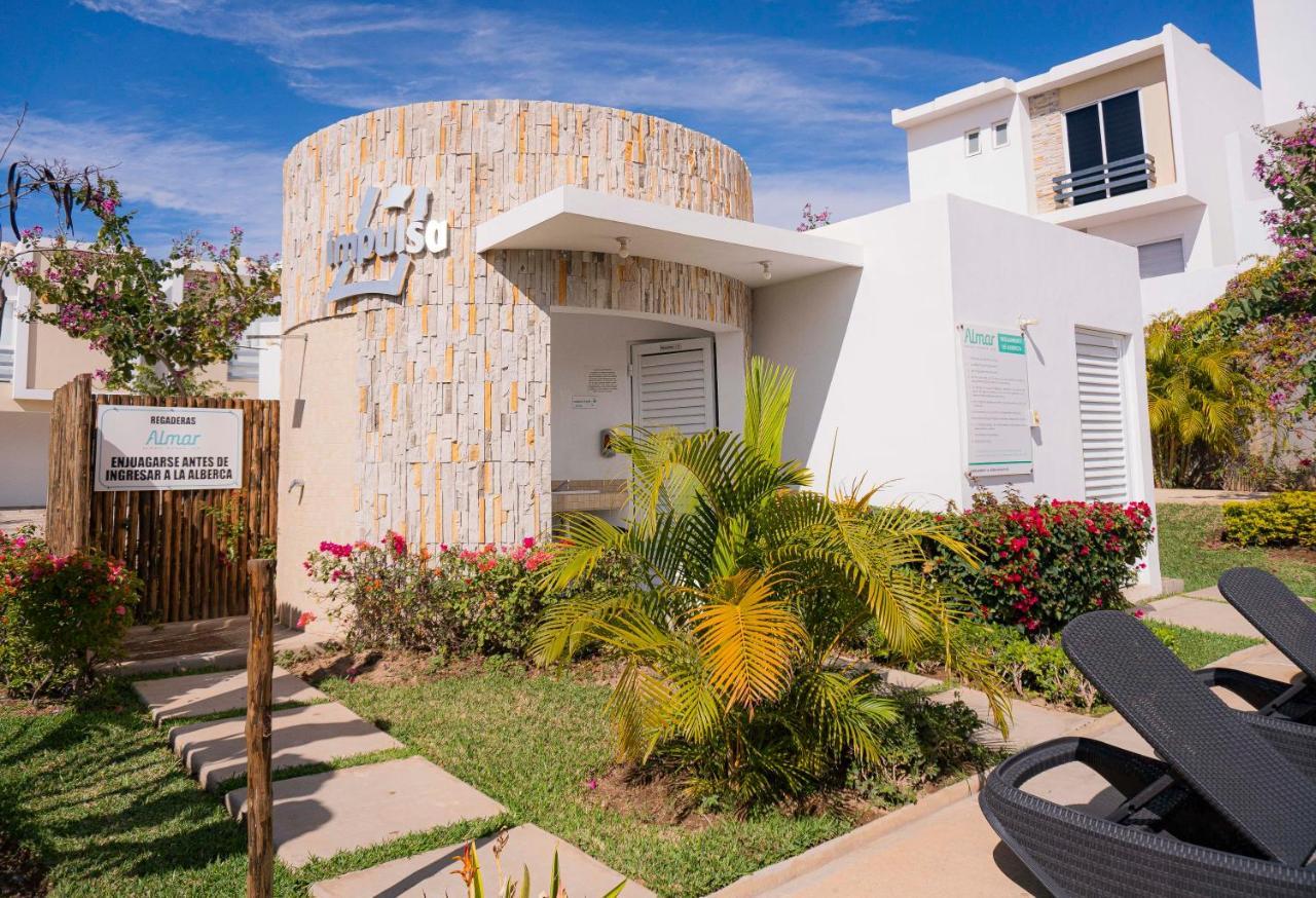 Casa En Privada Frente A La Playa Con Alberca!