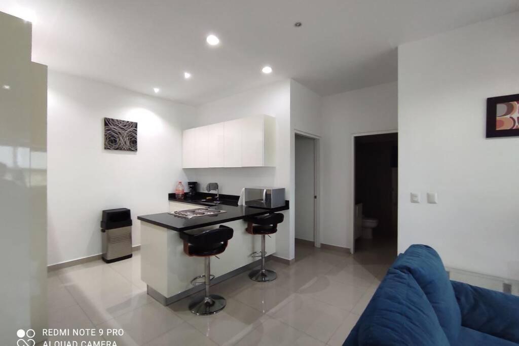 Excelente Departamento Con Vista Parcial Al Mar, Frente Al Malecon, Alberca Y Gimnacio