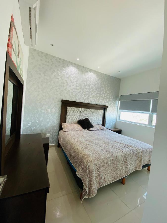 Excelente Departamento Con Vista Parcial Al Mar, Frente Al Malecon, Alberca Y Gimnacio *