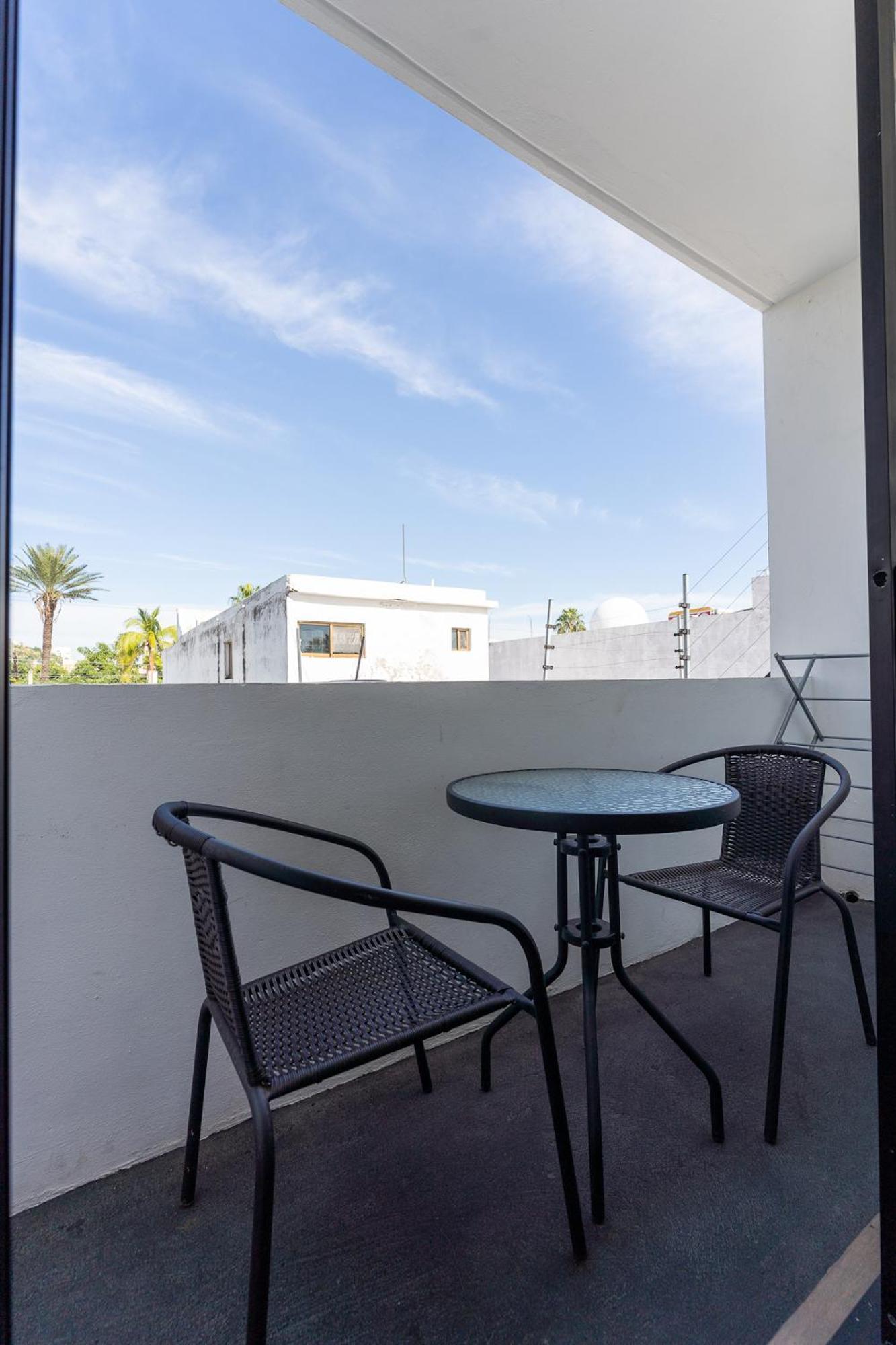 New & Comfy, 5 Star Area, Walk 2 Beach, Pool, Views, King Bed