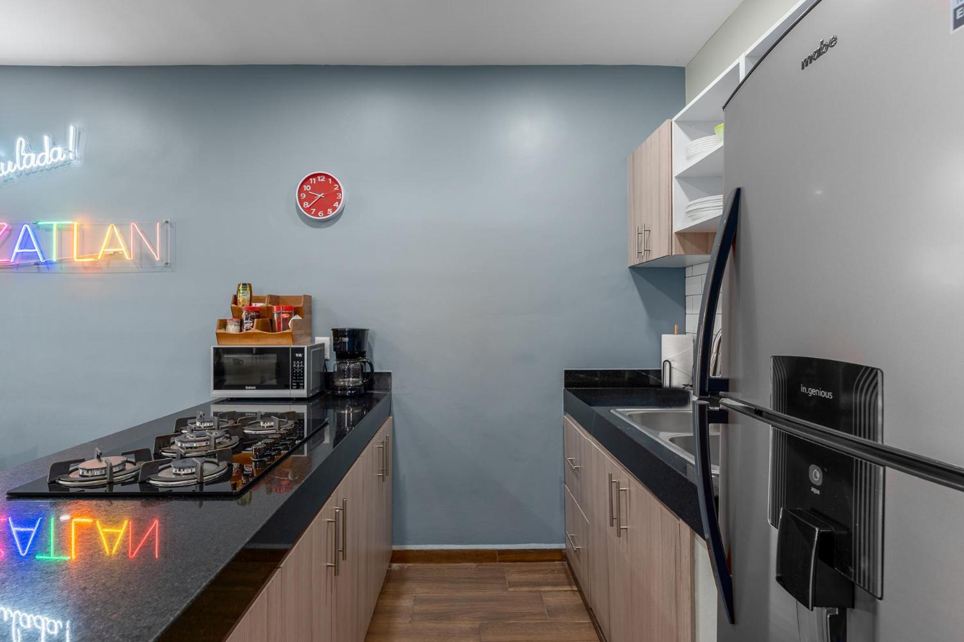New & Comfy, 5 Star Area, Walk 2 Beach, Pool, Views, King Bed Apartment