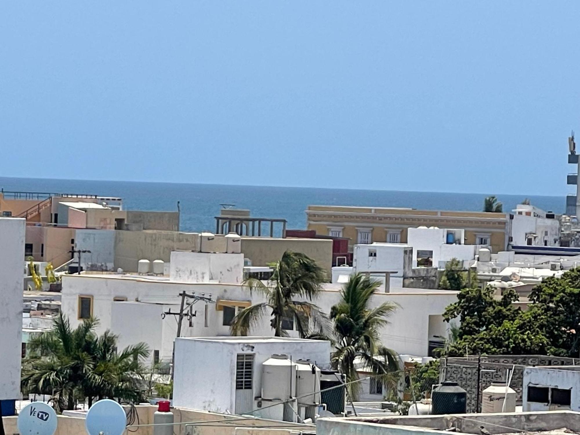New & Comfy, 5 Star Area, Walk 2 Beach, Pool, Views, King Bed Apartment *