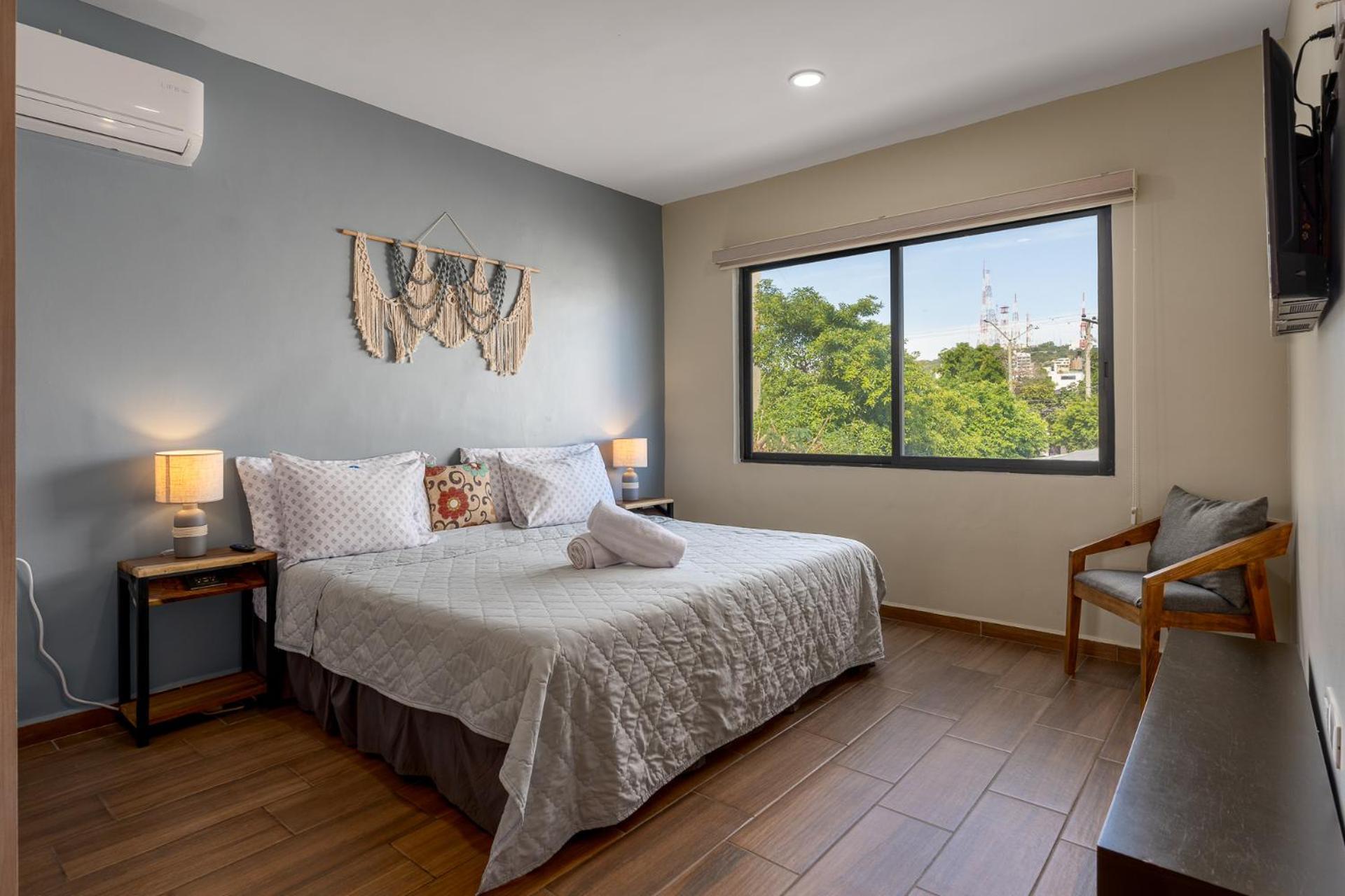 New & Comfy, 5 Star Area, Walk 2 Beach, Pool, Views, King Bed Apartment