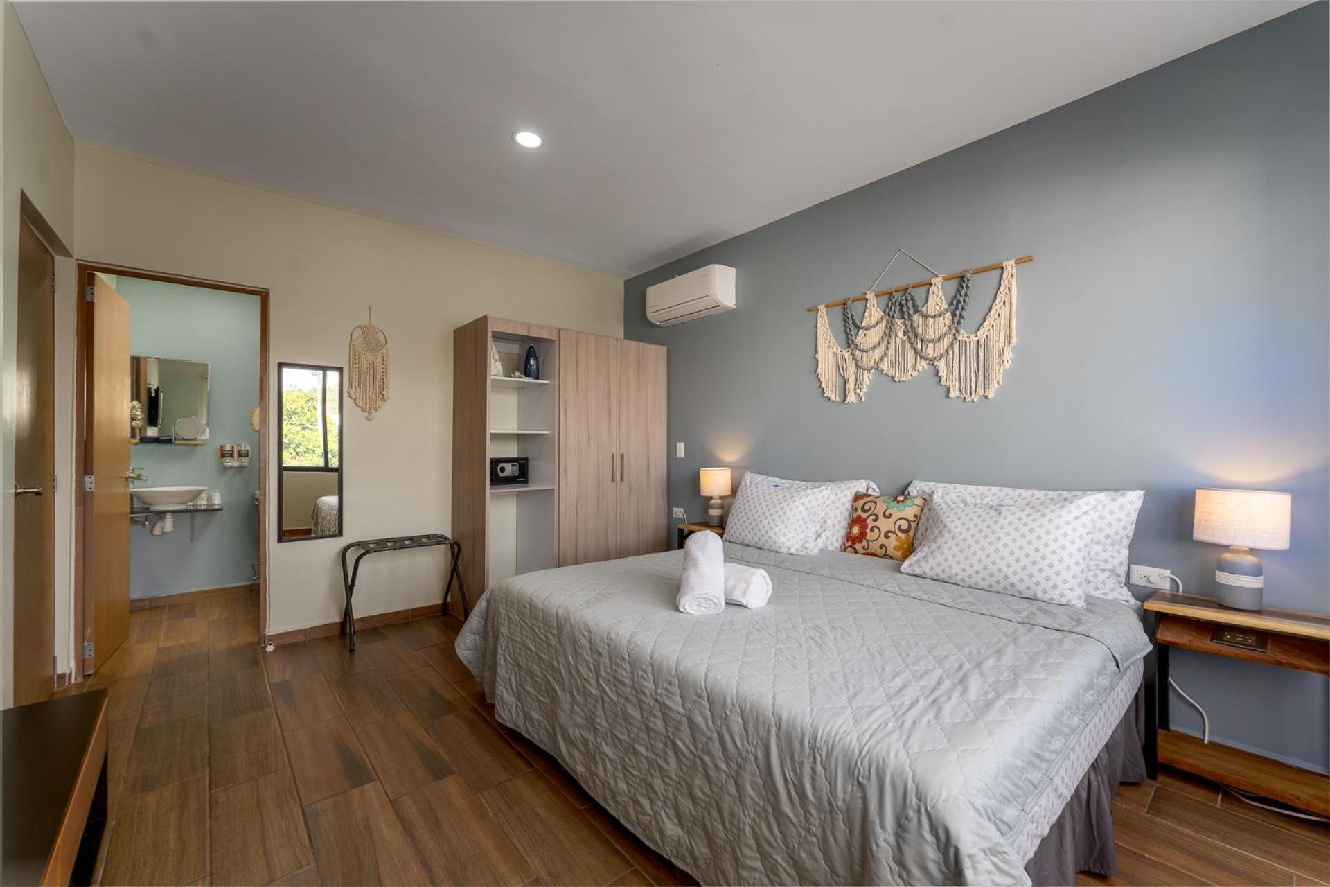 New & Comfy, 5 Star Area, Walk 2 Beach, Pool, Views, King Bed *