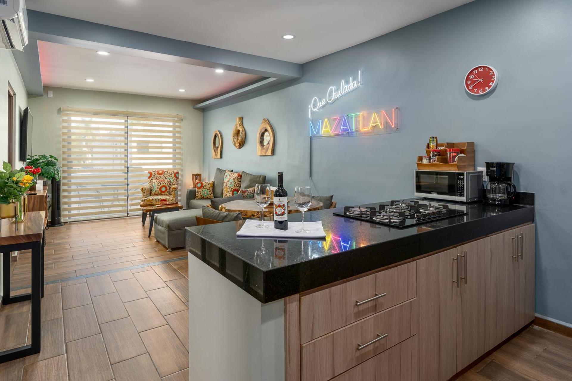 New & Comfy, 5 Star Area, Walk 2 Beach, Pool, Views, King Bed