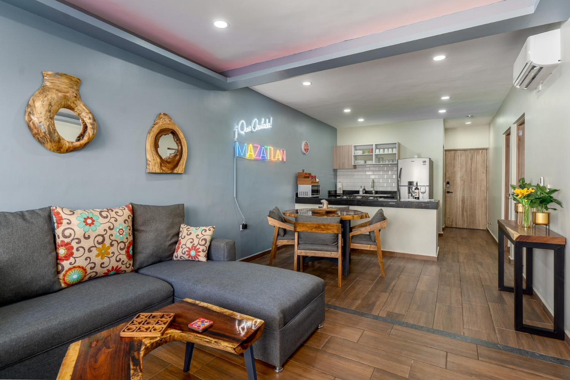 New & Comfy, 5 Star Area, Walk 2 Beach, Pool, Views, King Bed Apartment