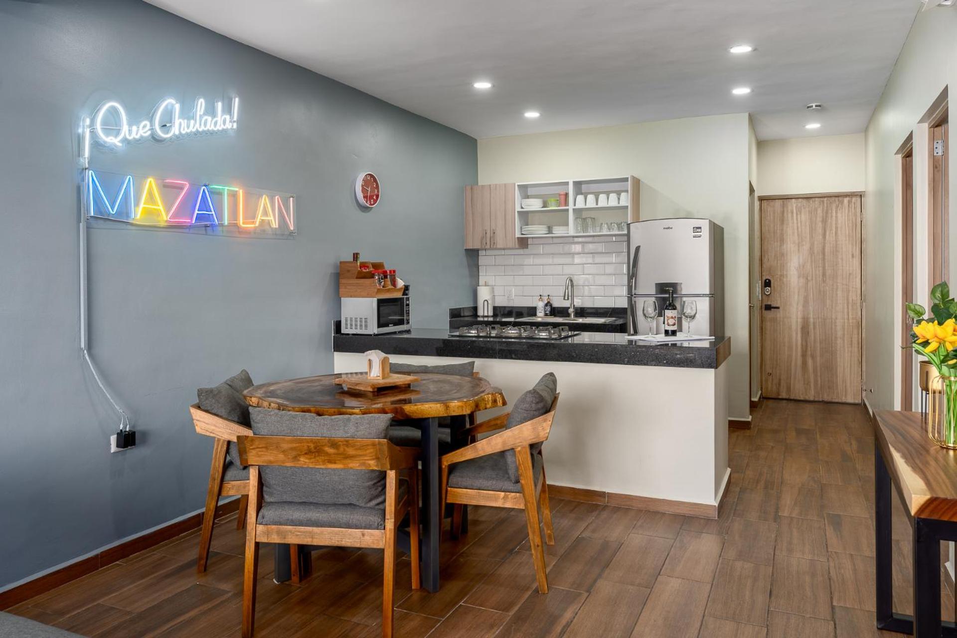 Apartment New & Comfy, 5 Star Area, Walk 2 Beach, Pool, Views, King Bed
