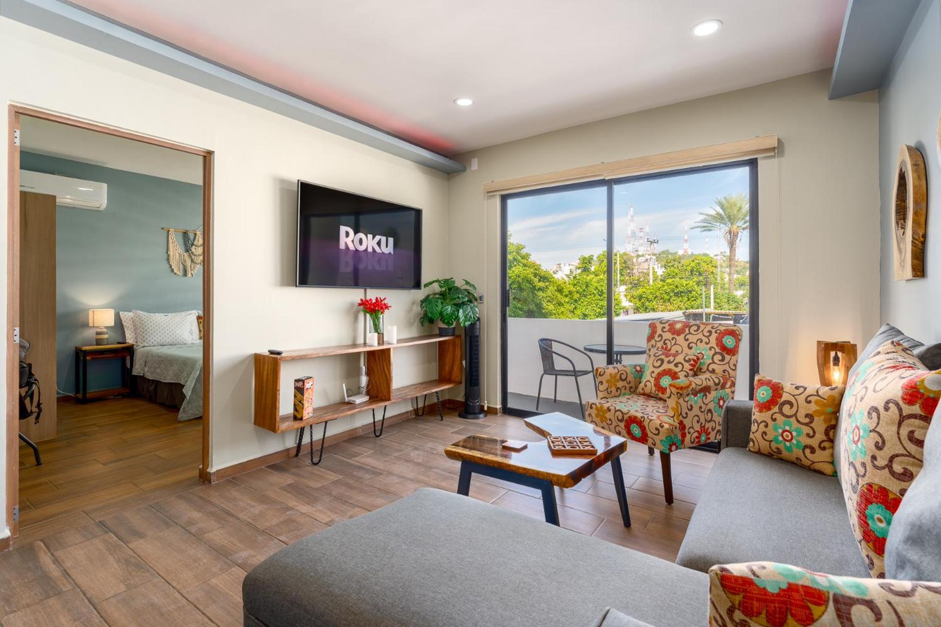 New & Comfy, 5 Star Area, Walk 2 Beach, Pool, Views, King Bed Apartment *