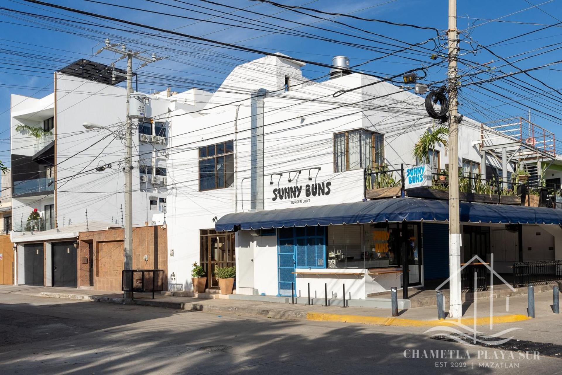 New & Comfy, 5 Star Area, Walk 2 Beach, Pool, Views, King Bed Apartment *