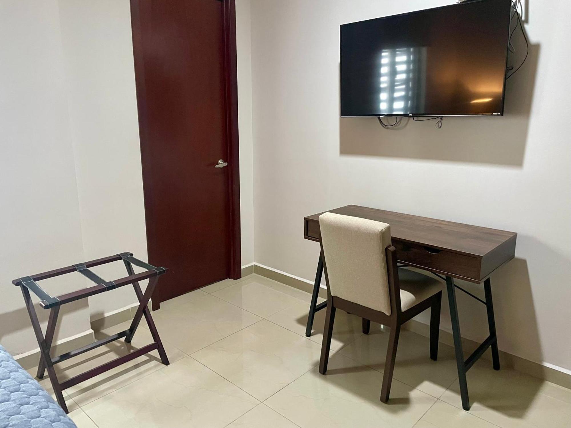 Alcantara The Beach, Shops, Good Wi-fi Holiday home