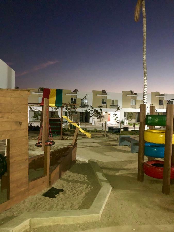 Casa En Privada Frente A La Playa Con Alberca! *