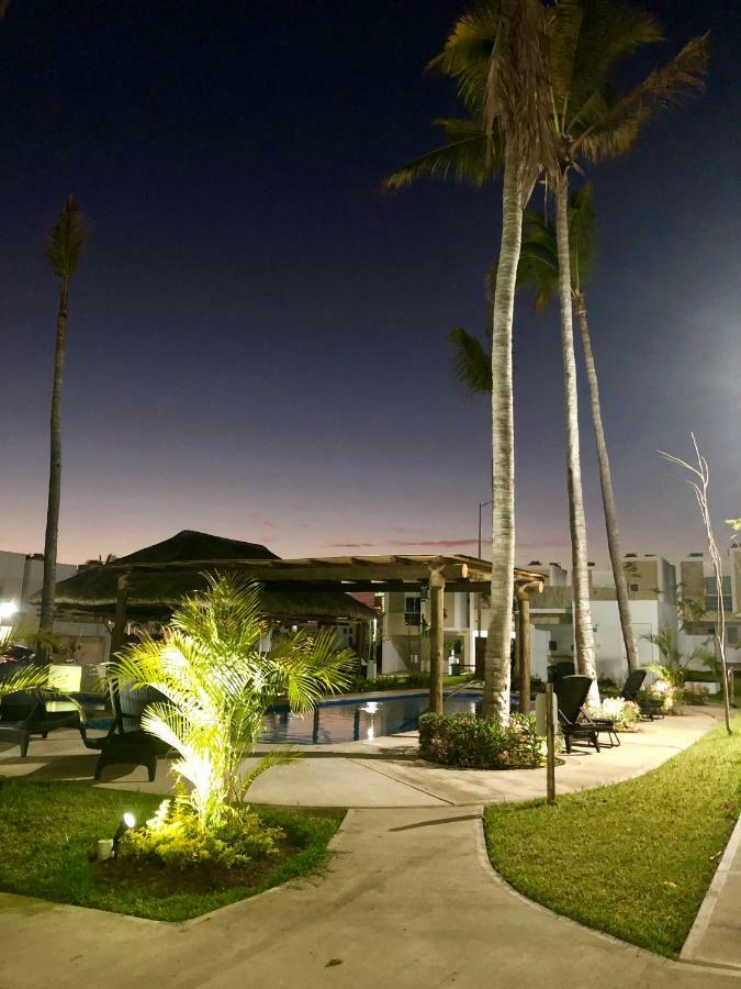 Casa En Privada Frente A La Playa Con Alberca!