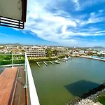 Pacifika 7007 con vista panorámica a la marina