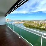 Pacifika 7007 con vista panorámica a la marina
