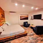 Hostal La Casa De Madera