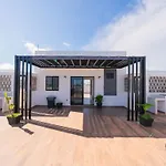Comfy Apartment With Stylish Furnishings & Private Balcony - Antigua