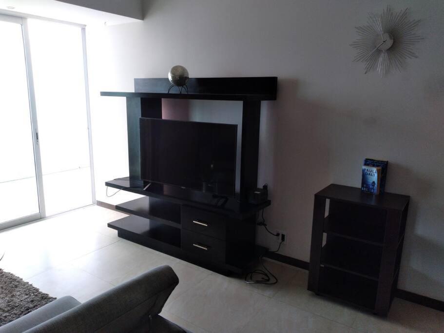Beautiful 3 Bedroom, Fully Furnished, On The *