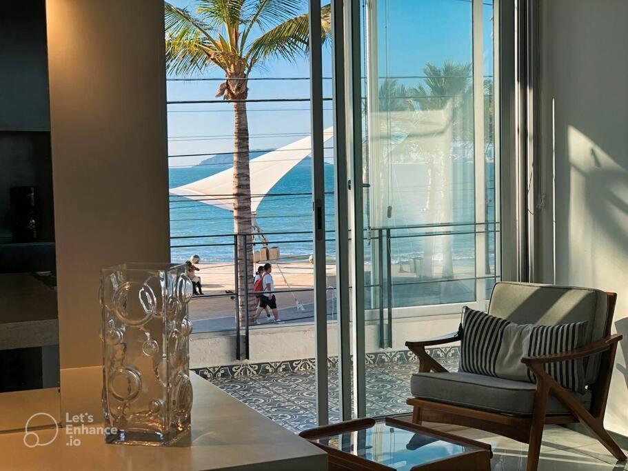 Increible Departamento En Malecon Frente Al Mar * Mazatlan