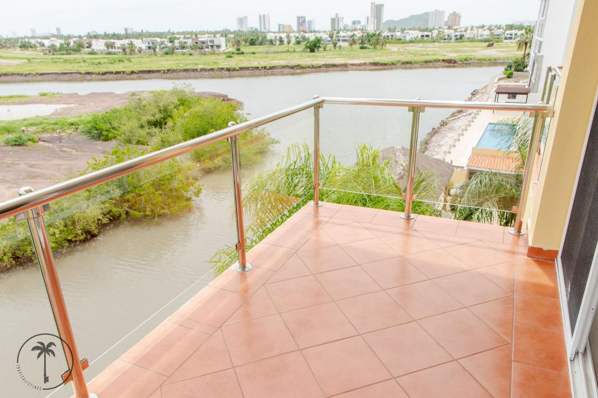 Spacious With Pool Facing The Ocean In - Marina