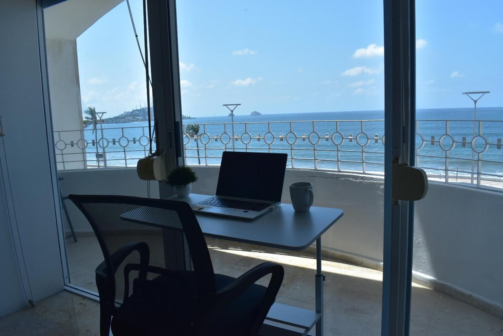 Departamento En Torre Miramar, Malecon De