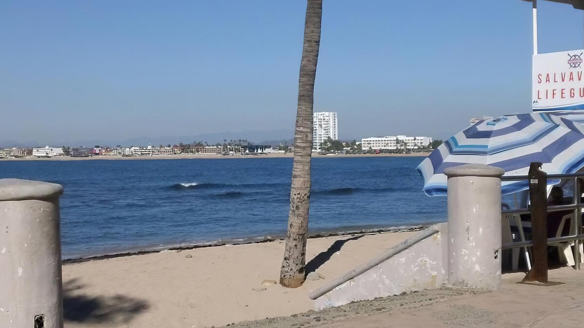 A Media Cuadra De La Playa.