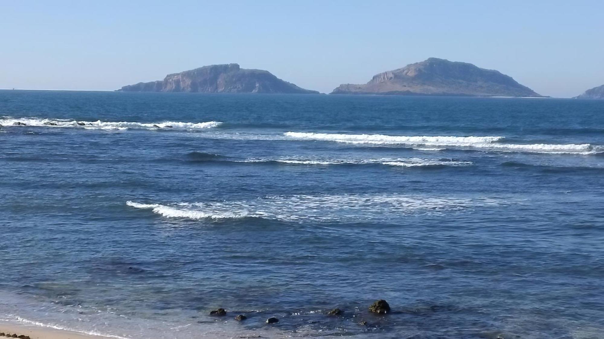 A Media Cuadra De La Playa. Mazatlan