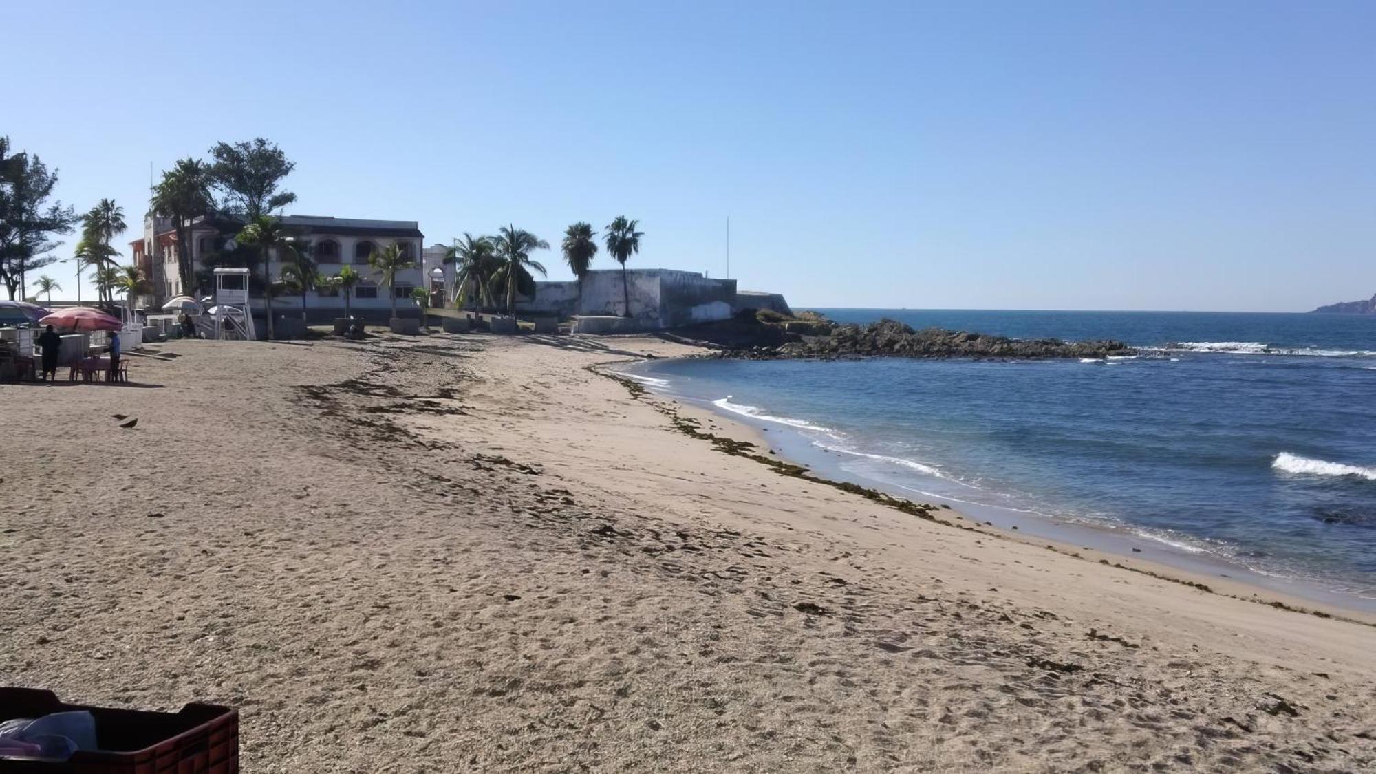 A Media Cuadra De La Playa. Homestay *