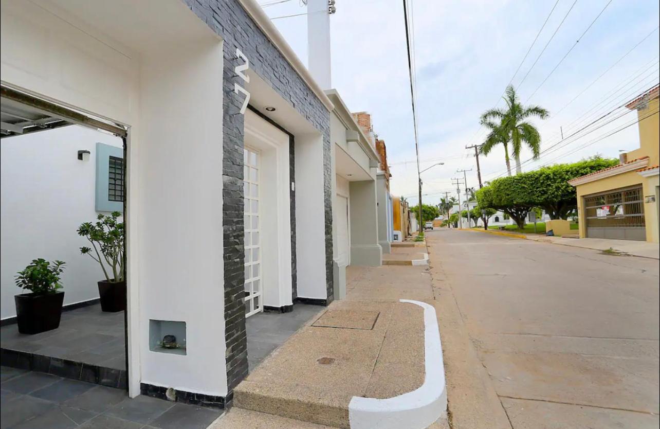 Casa Con Alberca En *