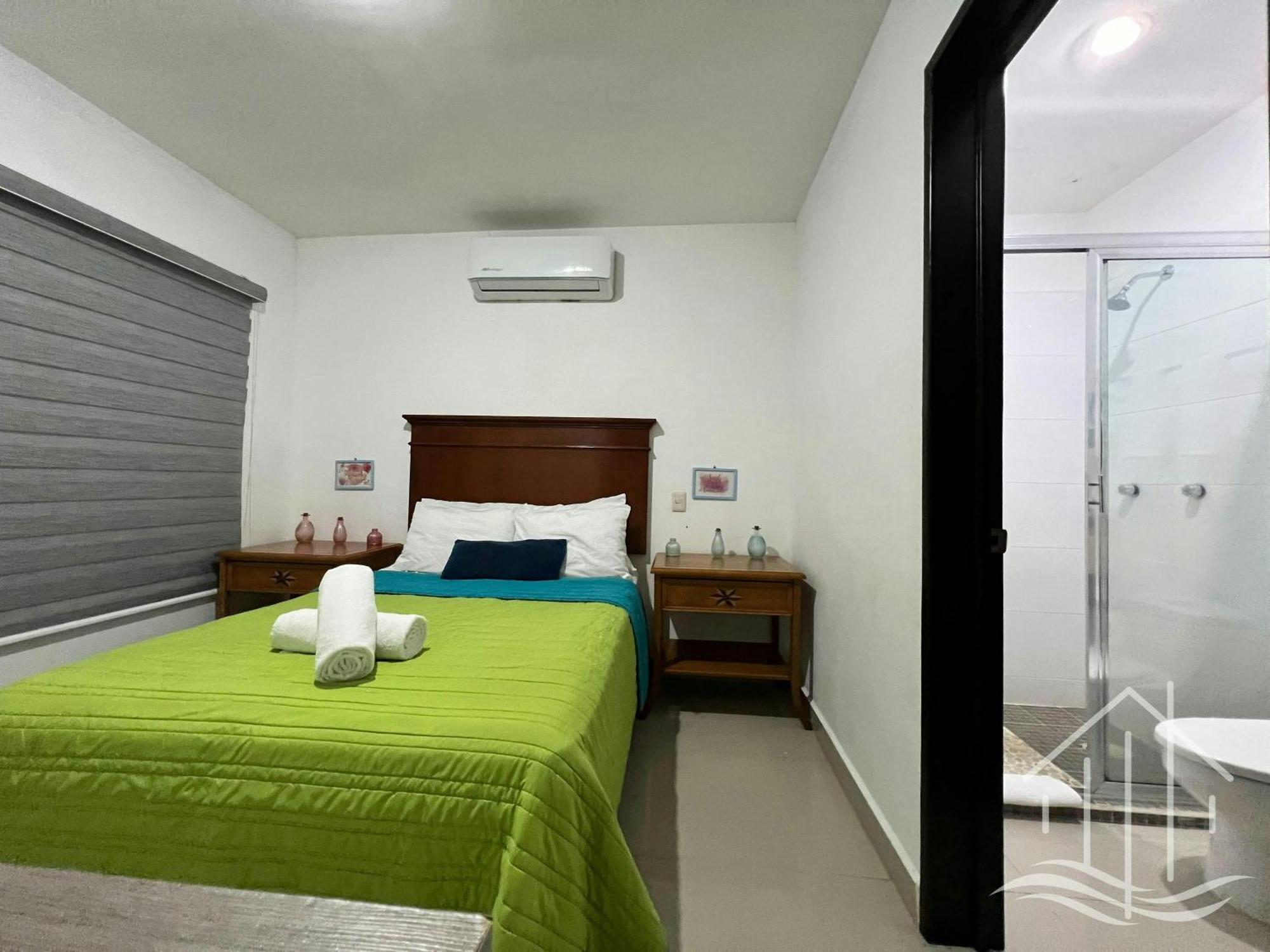 Promo-sleeps 6-walk To & Mazagua Park-pool-gated Apartment