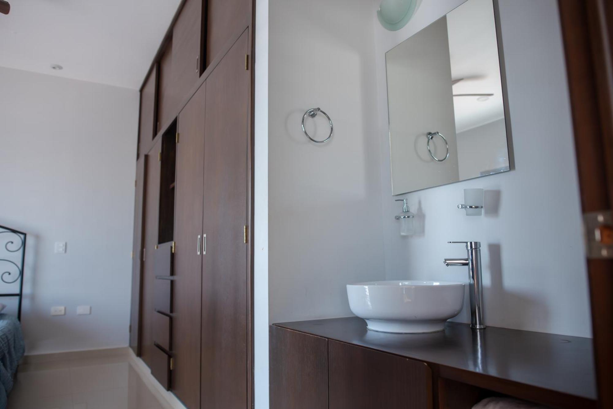 2br/2ba 1 Block To Ocean! - Unit 7 *