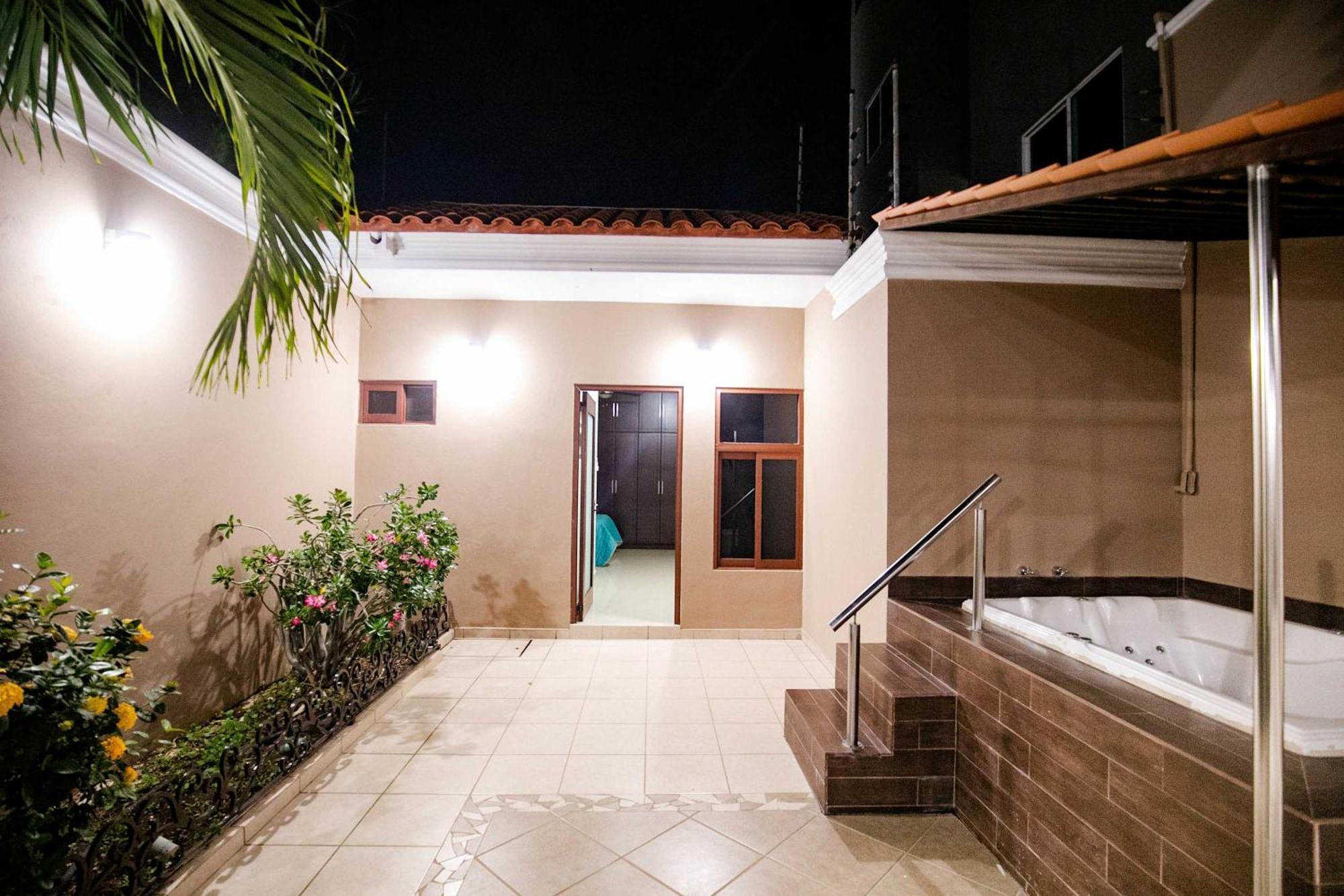 Pool & Jacuzzi 4 Br *