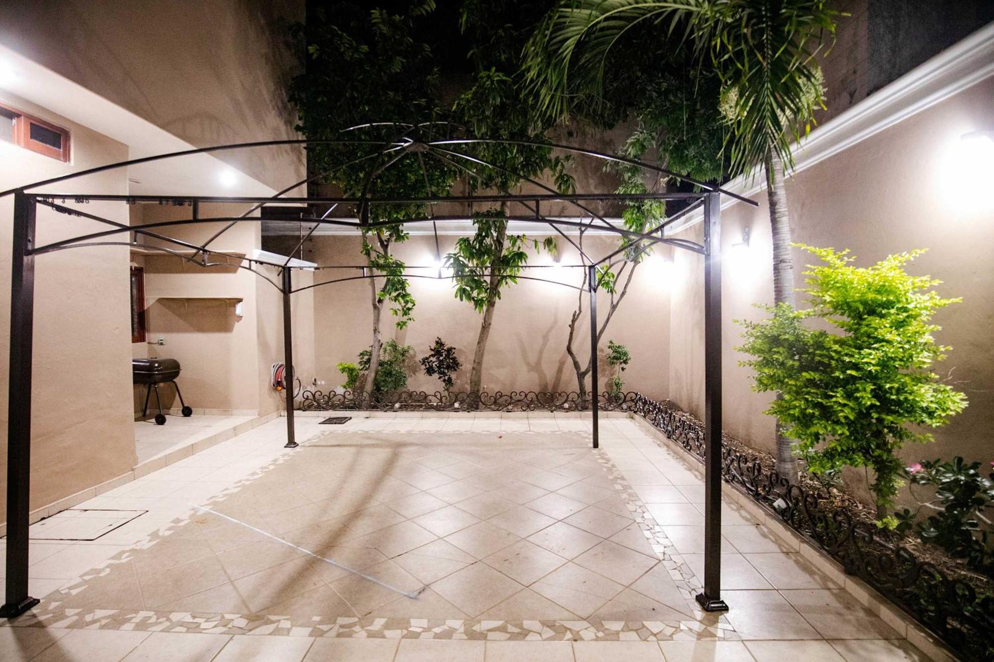 Pool & Jacuzzi 4 Br