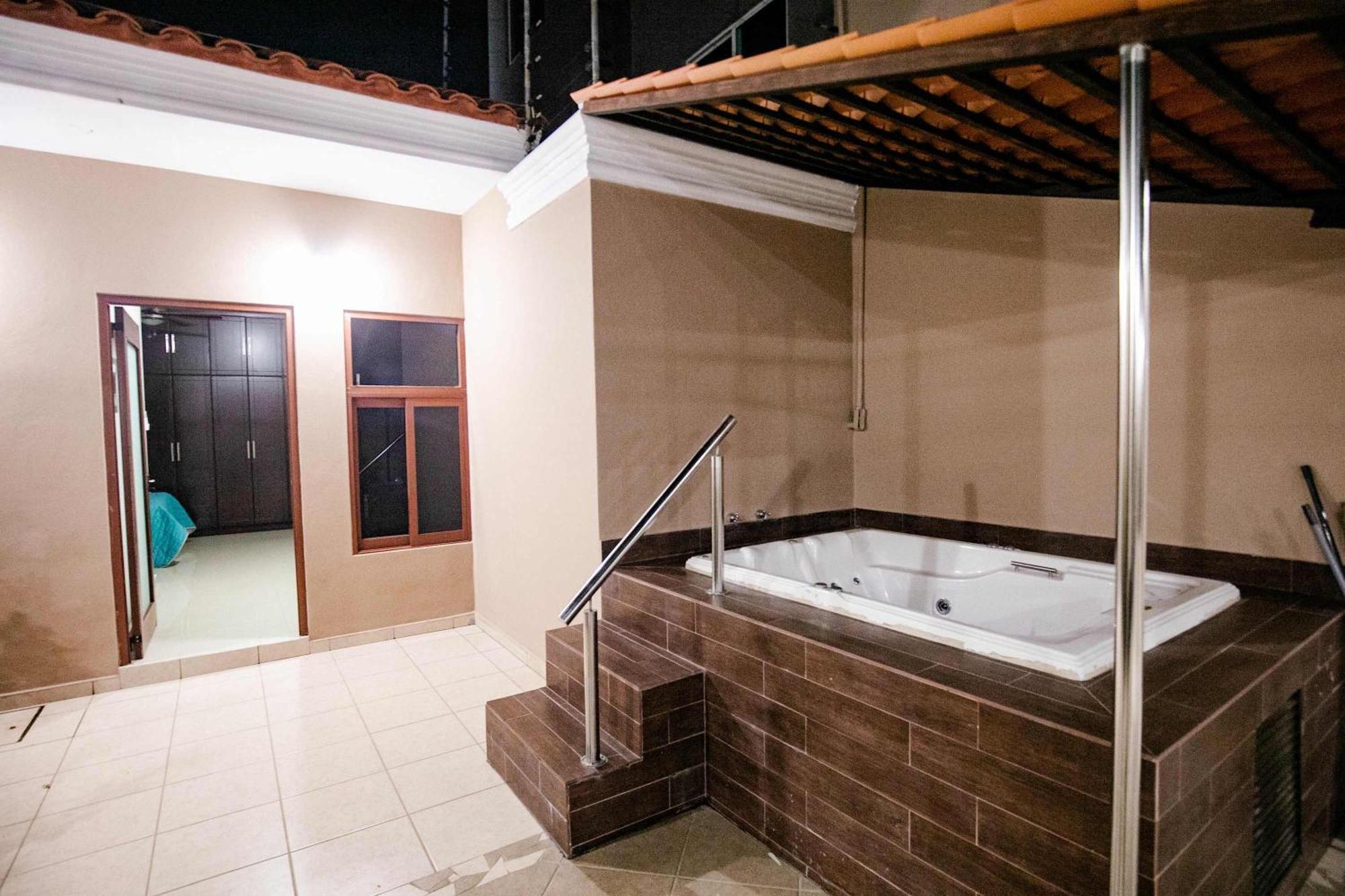 Pool & Jacuzzi 4 Br Сasa de vacaciones *