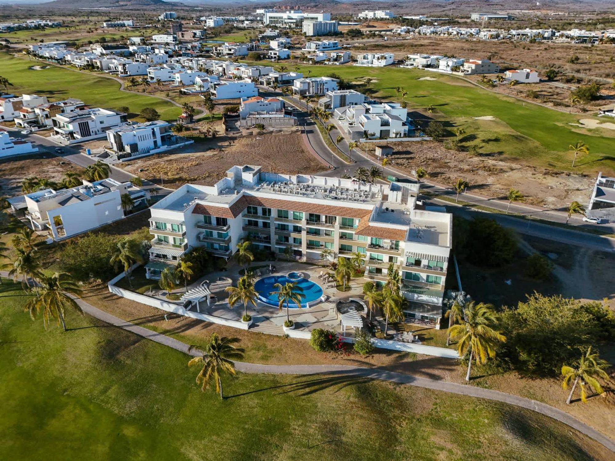 Departamento Con Vista Al Campo De Golf & Alberca - Santa Barbara *