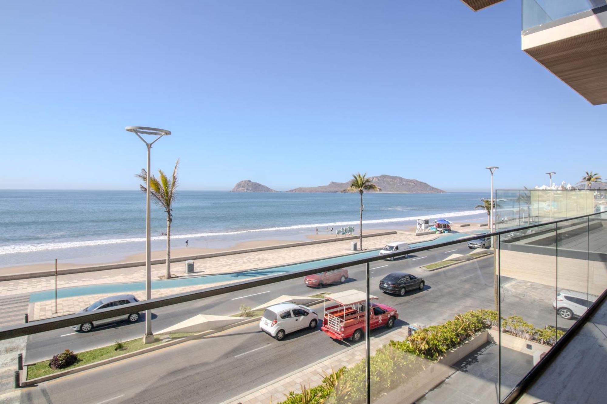 En El Malecon Con Vistas Al Y Mar By G P S Rentas Mazatlan