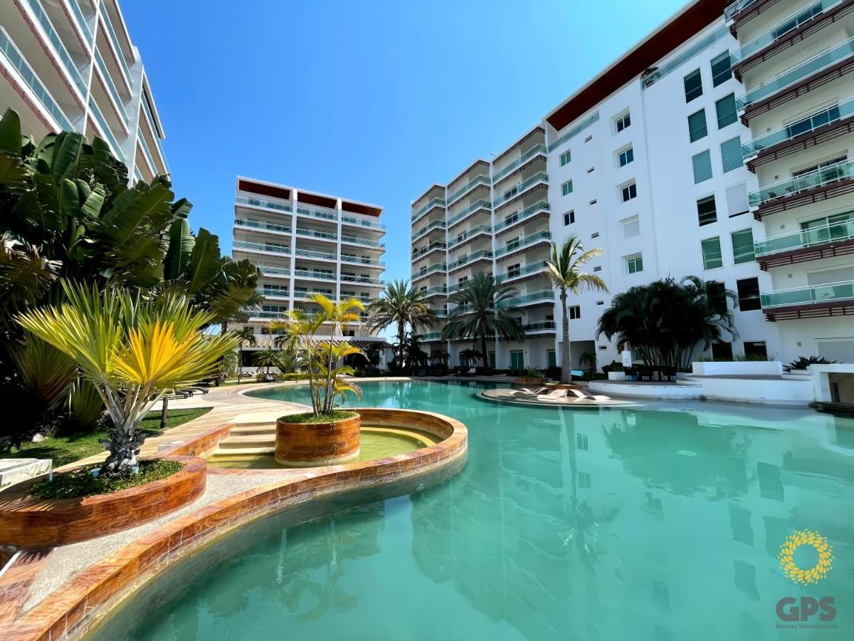 Apartment View Of The Pool And Facing The Marina - 2009g
