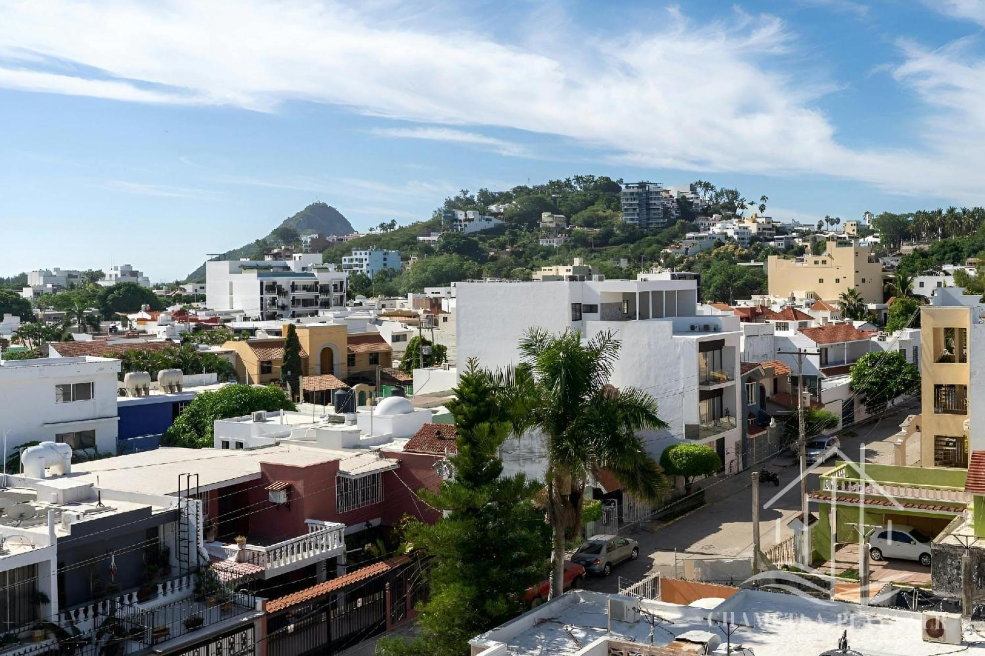 Luxe Modern-5 Star Area-walk 2 Beach-pool-bbq-view-king Bed Apartamento